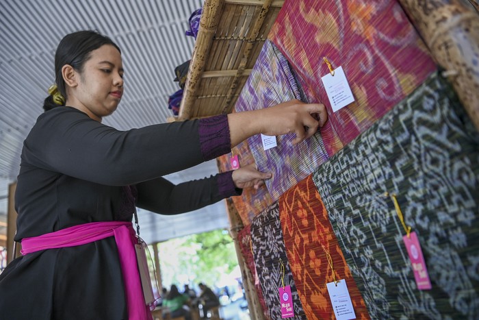 Tenun Endek Weaving